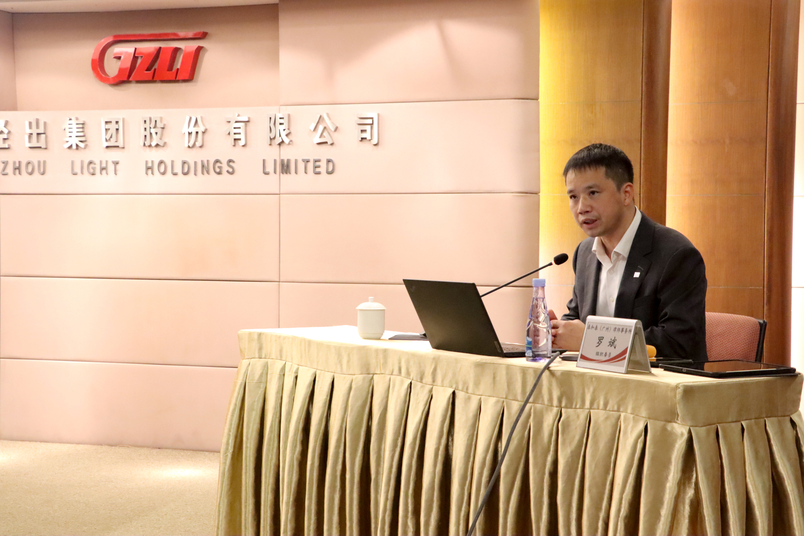 10049610.jpg 10049610.jpg